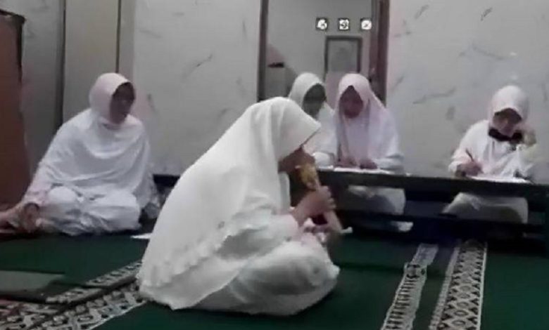 حسن الختام .. فيديو تقشعر لها الأبدان للحظة وفاة سيدة وهي تقرأ القرآن الكريم بمسجد خلال شهر رمضان 5050849 780x470 - حسن الختام .. فيديو تقشعر لها الأبدان للحظة وفاة سيدة وهي تقرأ القرآن الكريم بمسجد خلال شهر رمضان