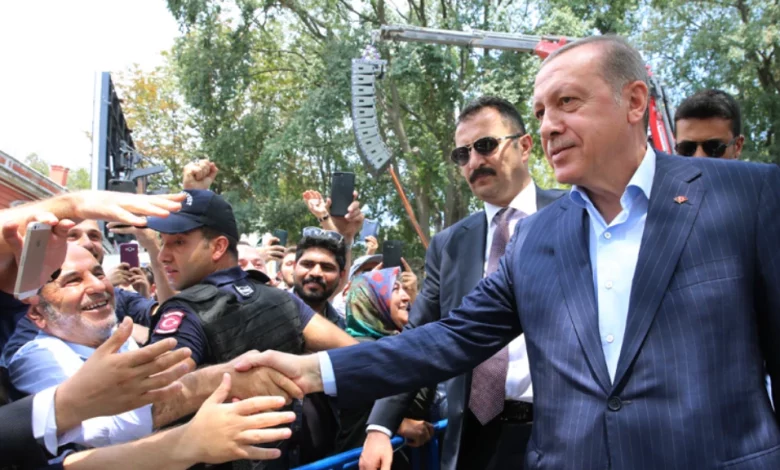 شاهد بالفيديو سيدة سورية تقتحم موكب "أردوغان" في مدينة تركية وتشكو حالها وهذا ما قاله أردوغان لها 6443cd34a331a 2017 08 04 cami 06 webp 780x470 - شاهد بالفيديو سيدة سورية تقتحم موكب "أردوغان" في مدينة تركية وتشكو حالها وهذا ما قاله أردوغان لها