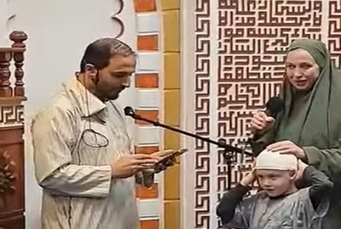 بجانب طفلها ... فيديو مؤثر للحظة اعلان سيدة المانية اسلامها بعد نطقها الشهادتين في المانيا 2023 04 12T202051.574 700x470 - بجانب طفلها ... فيديو مؤثر للحظة اعلان سيدة المانية اسلامها بعد نطقها الشهادتين في المانيا
