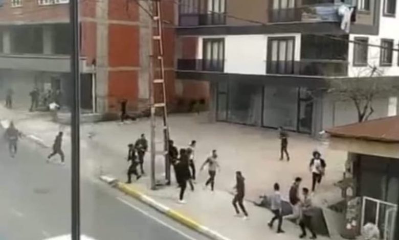 شاهد أقوى وأعنـ. ـف شجار بين السوريين في تركيا بالاسـ. ـلحة النـ. ـارية والعصي والسـ. ـكاكـ. ـين قبل ايام قليلة 2023 04 25T190811.370 780x470 - شاهد أقوى وأعنـ. ـف شجار بين السوريين في تركيا بالاسـ. ـلحة النـ. ـارية والعصي والسـ. ـكاكـ. ـين قبل ايام قليلة
