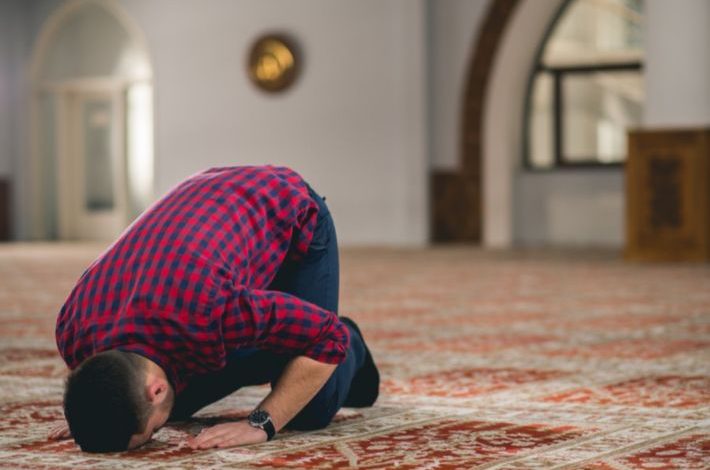 حكم صلاة العيد للرجل في منزله أو في المسجد منفردا دون الجماعة أداء الصلاة 710x470 - حكم صلاة العيد للرجل في منزله أو في المسجد منفردا دون الجماعة