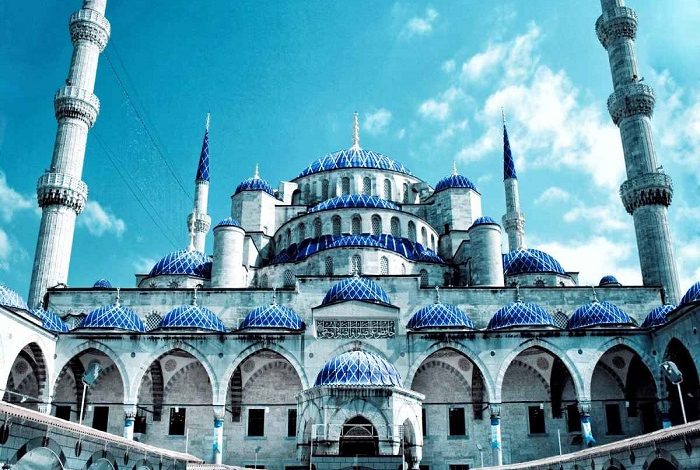 الازرق بإسطنبول 700x470 - موعد صلاة عيد الفطر 2023 في الريحانية التركية