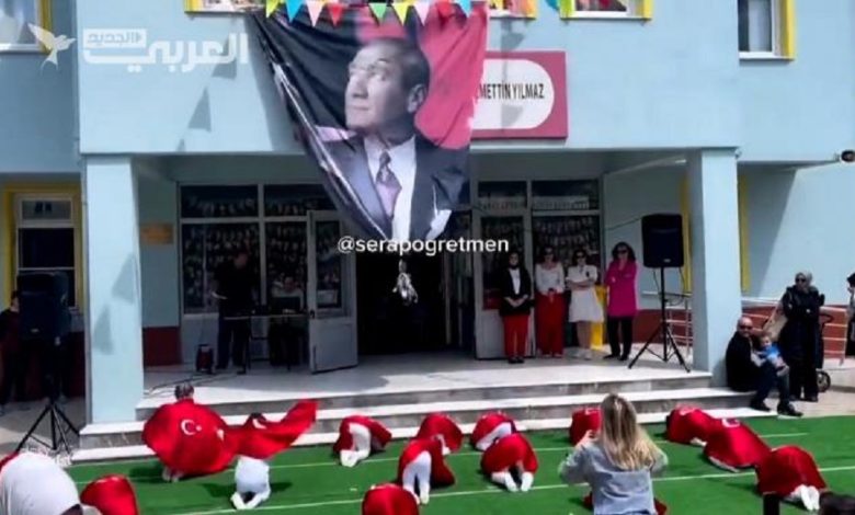 شاهد مقطع فيديو لأطفال مدرسة يسجدون لأتاتورك يشعل غضبا واسعا في تركيا Sequence 01.00 01 39 16.Still005 1 780x470 - شاهد مقطع فيديو لأطفال مدرسة يسجدون لأتاتورك يشعل غضبا واسعا في تركيا