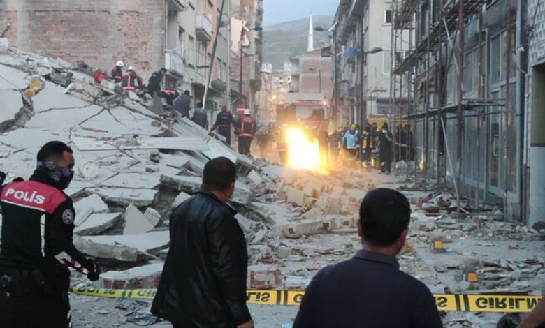 malatyada agir hasarli bina coktu enkazda arama calismasi basl 5377c 1 780x470 - شاهد بالفيديو انهيار مبنى من 4 طوابق فوق المواطنين في مدينة تركية