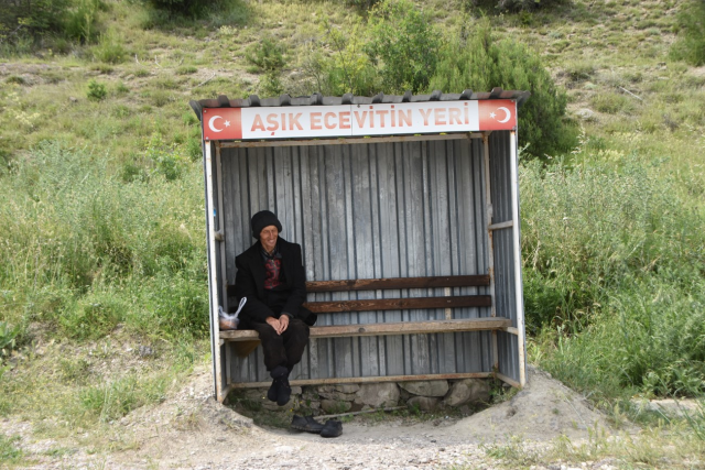 asik ecevit 24 yildir ayni durakta sevdigi kadini 16021030 7761 m - هذا الرجل التركي مازال ينتظر في موقف الحافلات منذ 24 عاما والسبب غريب وعجيب 
