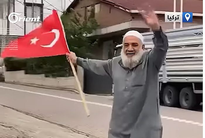 700x470 - شاهد بالفيديو شيخ سوري يرقص ويحتفل بمنتصف الشارع بفوز أردوغان وسط دهشة الاتراك