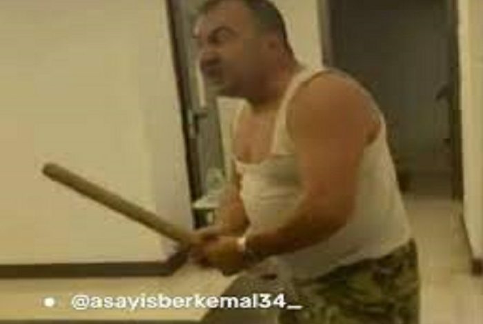 شاهد صاحب منزل تركي يضرب مستأجره السوري بالعصا لرفضه رفع الآجار من 7 ألف إلى 30 ألف ليرة تركية 700x470 - شاهد صاحب منزل تركي يضرب مستأجره السوري بالعصا لرفضه رفع الآجار من 7 ألف إلى 30 ألف ليرة تركية