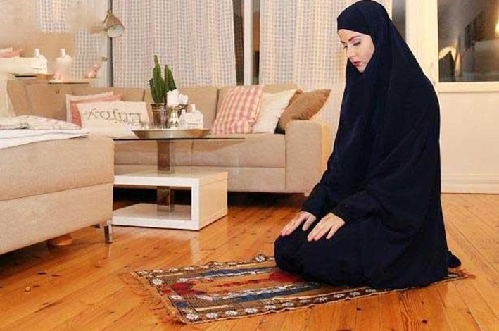 حكم صلاة المرأة وعلى وجهها المكياج 45226 709x470 - حكم صلاة المرأة وعلى وجهها المكياج