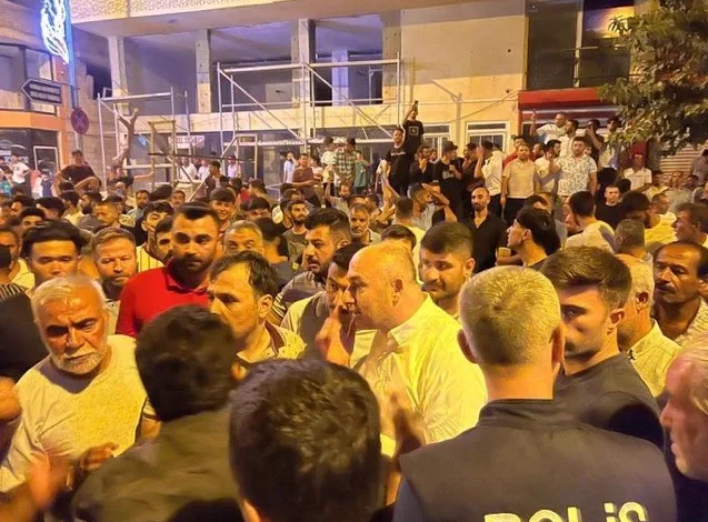 شاهد مئات الاتراك يهاجمون السوريين في مدينة تركية ويحطمون محالهم لسبب صادم وبيان عاجل من الوالي 33 webp 637x470 - شاهد مئات الاتراك يهاجمون السوريين في مدينة تركية ويحطمون محالهم لسبب صادم وبيان عاجل من الوالي