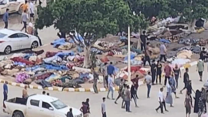 جثث - فيديو مؤثر تبكي القلب لمئات الجثث تملأ شوارع مدينة درنة الليبية بعد كارثة الفيضان
