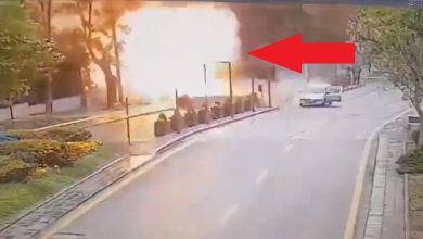 390x220 - شاهد فيديو فظيع للمهاجم وهو يركض نحو وزارة الداخلية التركية ويفـ.جر نفسه أمام الكاميرات